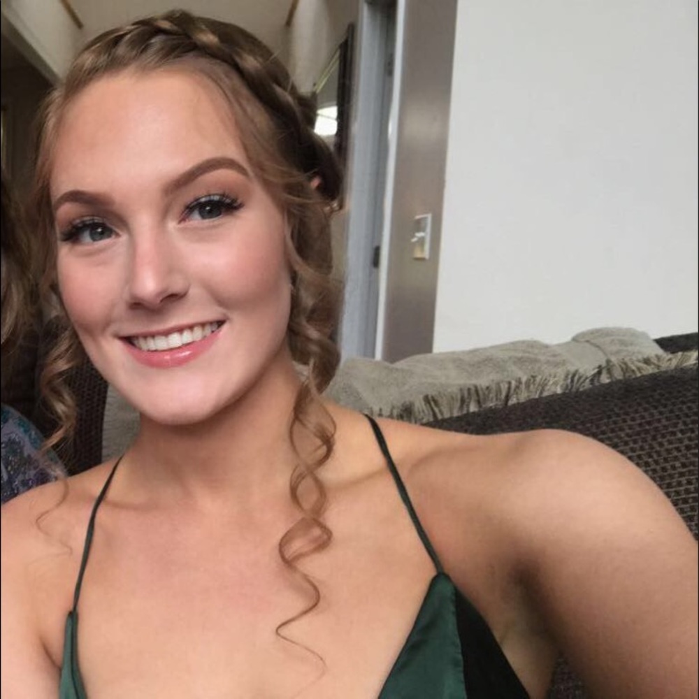 Hi, i’m Delaney! Open to offers on anything!!🌸